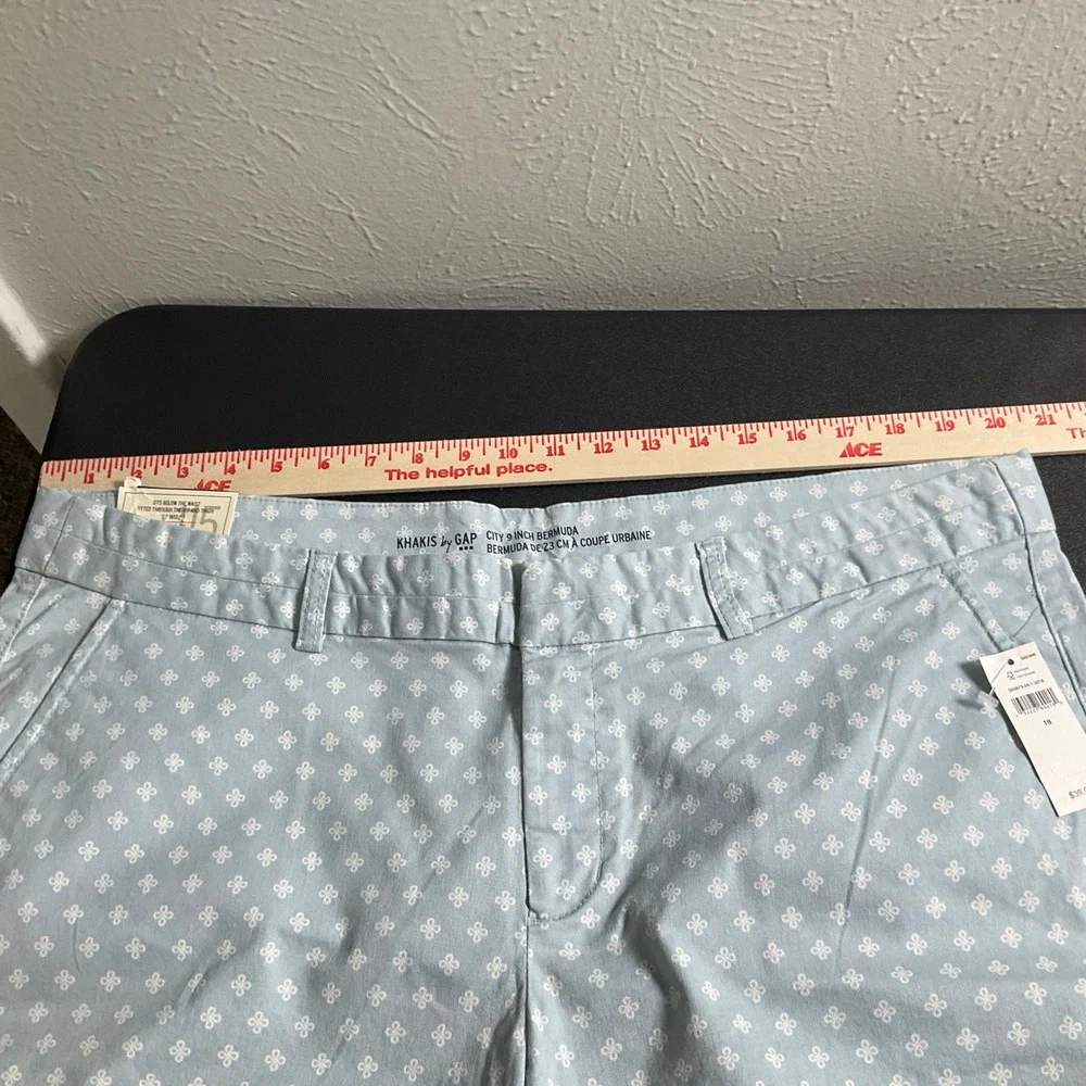 Khakis by Gap City Bermuda Shorts‎ 9 Inch Inseam Women's Size 18